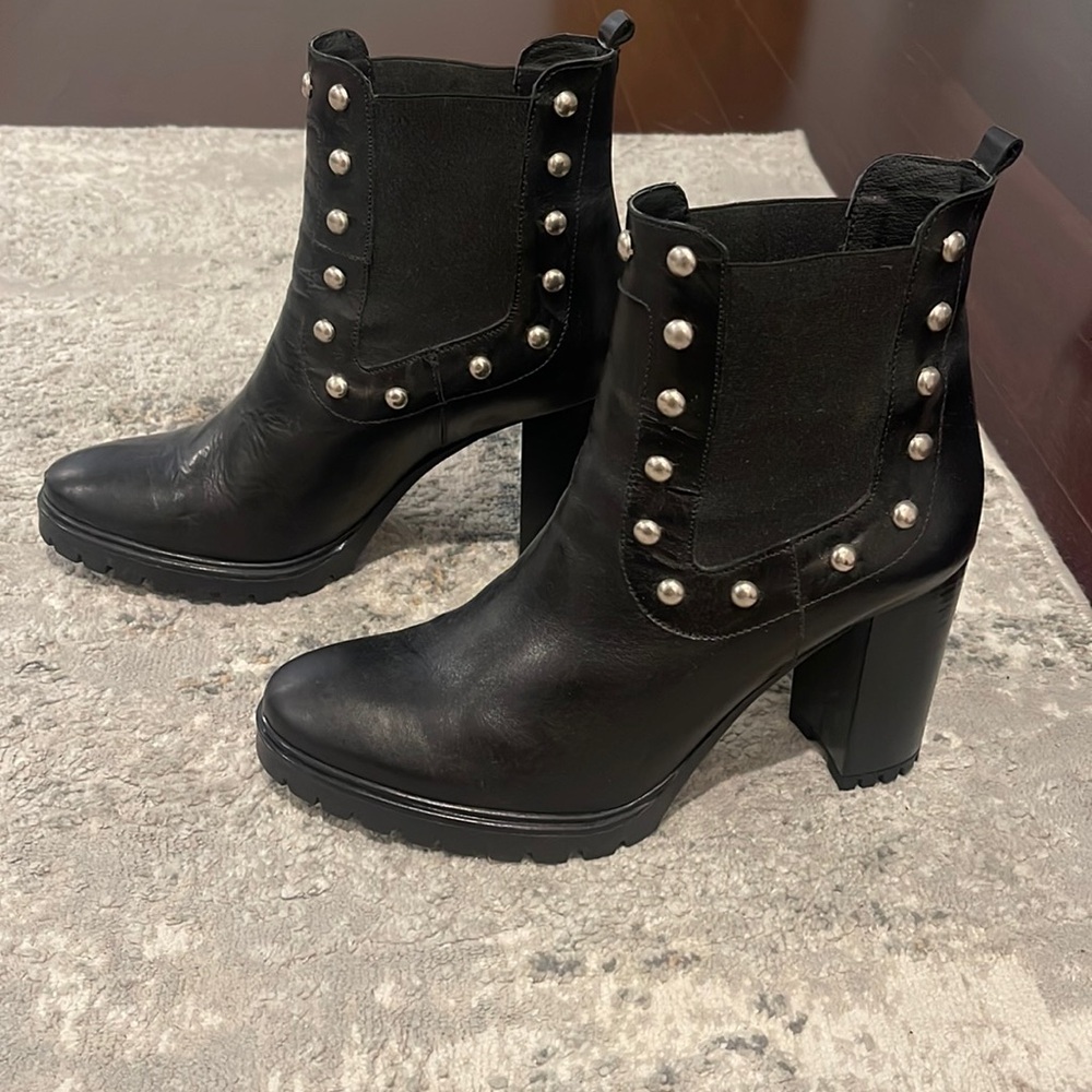 Heeled boots, super comfy and trendy that pairs with any outfit